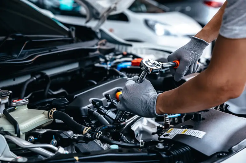 Mechaniker bei der Arbeit am Motor